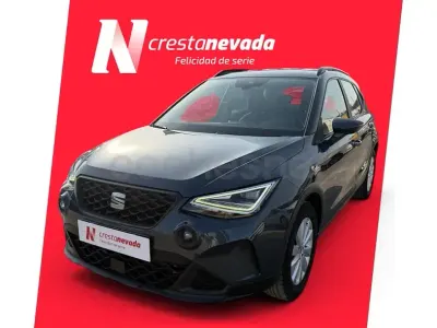 Usado Seat Arona Style 110 CV (80 kW) 2023 Gris / plata SUV