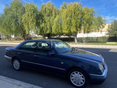 Azul Usado 2002 Mercedes E280 Elegance Berlina | 2299 €