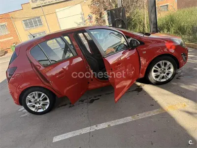 Usado Opel Corsa Color Edition 95 CV (69 kW) 2013 Rojo Utilitario