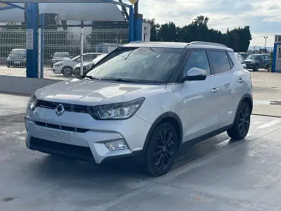 Usado SsangYong Tivoli 115 CV (84 kW) 2017 Gris / plata SUV