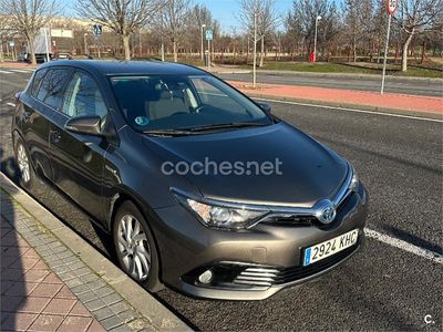 Usado Toyota Auris Hybrid 136 CV (100 kW) 2018 Gris / plata Berlina