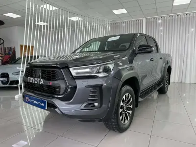 Usado Toyota HiLux Sport 204 CV (150 kW) 2024 Gris Pickup/Camioneta