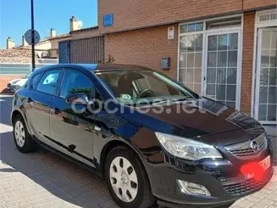 Usado Opel Astra Selective 110 CV (80 kW) 2012 Negro Berlina
