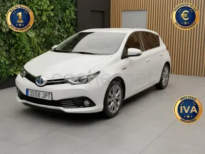 Usado Toyota Auris Hybrid Active 136 CV (100 kW) 2016 Blanco Berlina