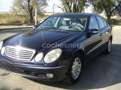 Usado Mercedes E270 Classic 170 CV (125 kW) 2002 Azul Berlina