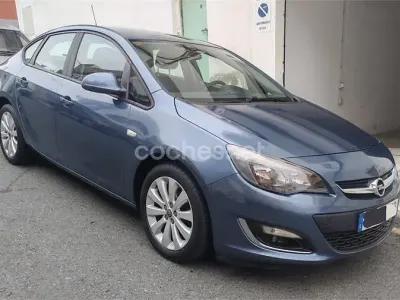 Usado Opel Astra Excellence 140 CV (102 kW) 2013 Azul Berlina