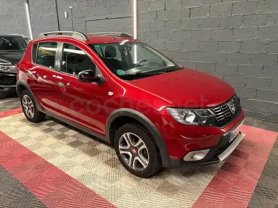 Usado Dacia Sandero Essentiel 90 CV (66 kW) 2020 Granate Berlina