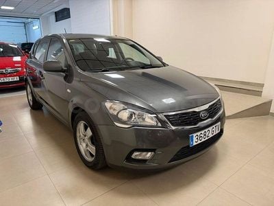 Usado Kia Ceed 90 CV (66 kW) 2010 Gris / plata Utilitario
