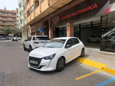 Używany Peugeot 208 Allure 102 KM (75 kW) 2022 Biały Hatchback
