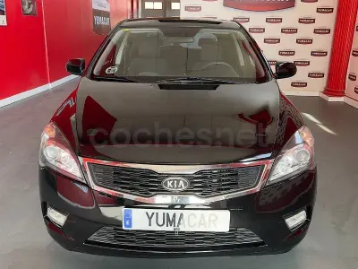 Usado Kia Ceed 90 CV (66 kW) 2011 Negro Utilitario