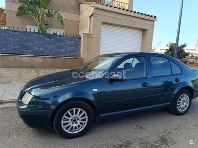 Azul Usado 2005 VW Bora Conceptline Berlina | 3000 €