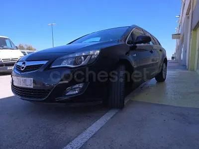 Usado Opel Astra Sportive 140 CV (102 kW) 2013 Granate Berlina