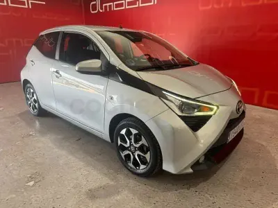 Usado Toyota Aygo X-play 72 CV (52 kW) 2021 Gris / plata Utilitario
