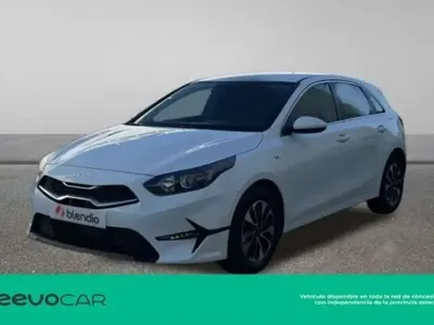 Käytetty Kia Ceed 101 HP (74 kW) 2025 Valkoinen Viistoperä
