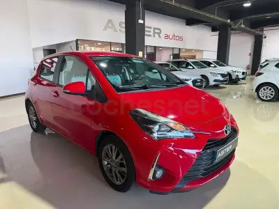Usado Toyota Yaris Active 69 CV (50 kW) 2019 Rojo Berlina