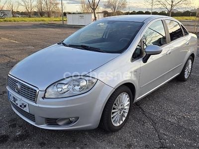 Usado Fiat Linea Dynamic 120 CV (88 kW) 2008 Gris / plata Berlina