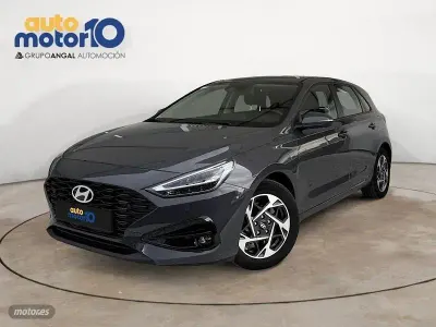 Usado Hyundai i30 100 CV (73 kW) 2024 Gris Berlina