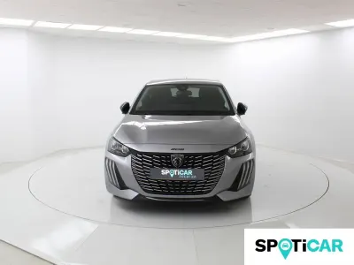 Usado Peugeot 208 Allure 100 CV (73 kW) 2025 Gris Utilitario