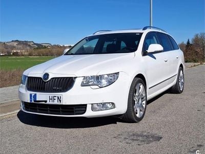 Usado Skoda Superb Exclusive 140 CV (102 kW) 2011 Amarillo Familiar