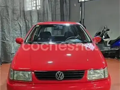 Usado VW Polo 64 CV (47 kW) 1996 Rojo Berlina