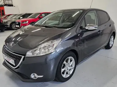 Usado Peugeot 208 Allure 82 CV (60 kW) 2015 Gris / plata Utilitario