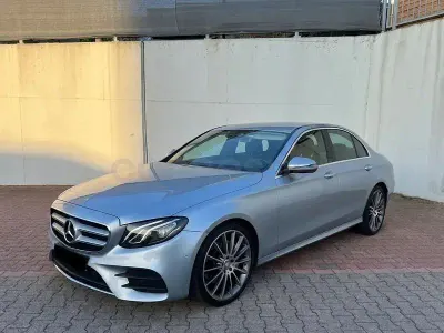 Usado Mercedes E220 194 CV (142 kW) 2017 Gris / plata Berlina