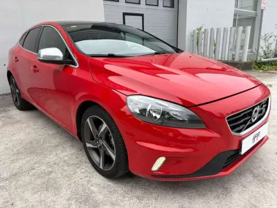 Usado Volvo V40 R-Design Kinetic 115 CV (84 kW) 2013 Rojo Utilitario