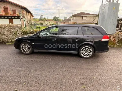 Usado Opel Vectra Elegance 177 CV (130 kW) 2004 Negro Familiar