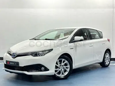 Usado Toyota Auris Hybrid Active 136 CV (100 kW) 2019 Blanco Berlina