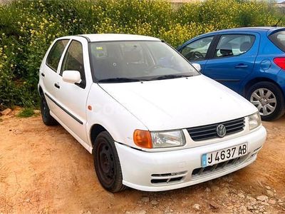 Usado VW Polo 60 CV (44 kW) 1998 Blanco Berlina
