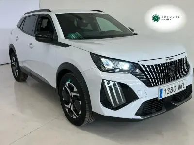 Usado Peugeot 2008 Active 102 CV (75 kW) 2023 Blanco SUV