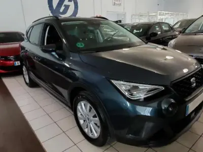 Usado Seat Arona Style 116 CV (85 kW) 2025 Gris magnetic + techo negro midnight SUV