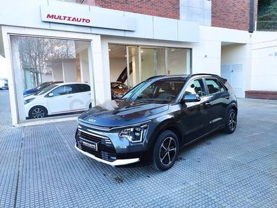 Usado Kia Niro 141 CV (103 kW) 2022 Gris / plata SUV