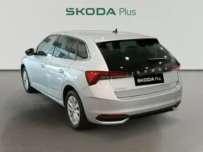 Usado Skoda Scala Selection 115 CV (84 kW) 2025 Gris plata Utilitario