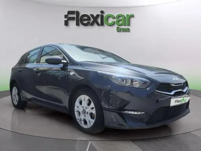 Usado Kia Ceed 136 CV (100 kW) 2023 Gris Utilitario
