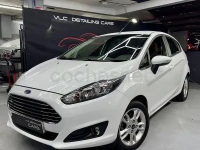 Usado Ford Fiesta Titanium 82 CV (60 kW) 2015 Blanco Utilitario
