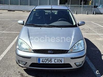 Usado Ford Focus Trend 100 CV (73 kW) 2004 Gris / plata Berlina