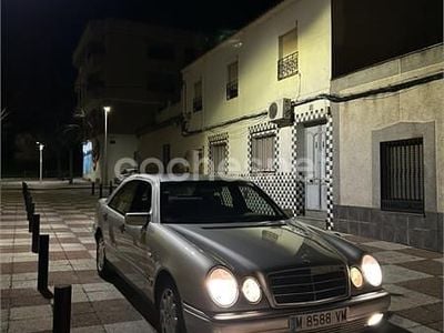 Usado Mercedes E320 Elegance 220 CV (161 kW) 1998 Gris / plata Berlina
