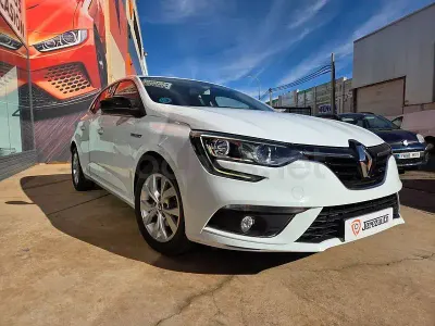Usado Renault Mégane LIMITED 115 CV (84 kW) 2020 Blanco Berlina