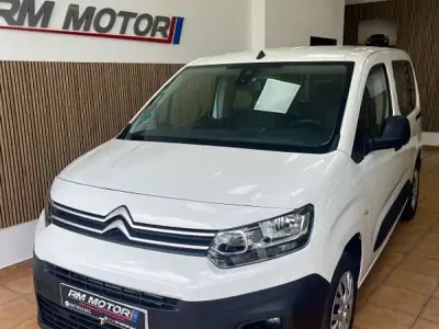 Usado Citroën Berlingo Live 102 CV (75 kW) 2021 Blanco Monovolumen