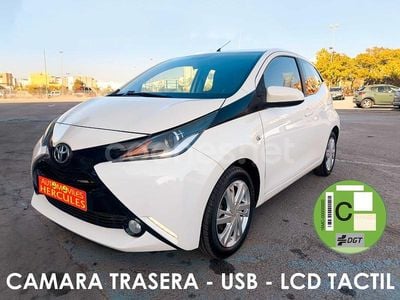 Blanco Usado 2015 Toyota Aygo X-play Utilitario | 8950 € (Precio justo)