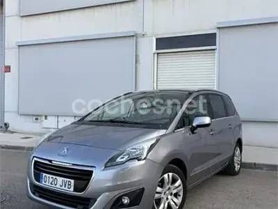 Usado Peugeot 5008 Style 120 CV (88 kW) 2016 Gris / plata Monovolumen