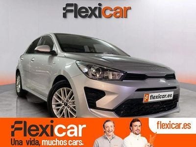 Usado Kia Rio 84 CV (61 kW) 2022 Gris / plata Berlina
