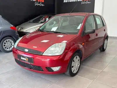 Usado Ford Fiesta Ghia 80 CV (58 kW) 2003 Granate Utilitario