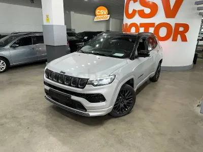 Usado Jeep Compass Limited 240 CV (176 kW) 2021 Gris / plata SUV