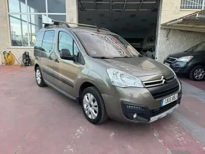 Usado Citroën Berlingo Feel 100 CV (73 kW) 2017 Marrón Monovolumen
