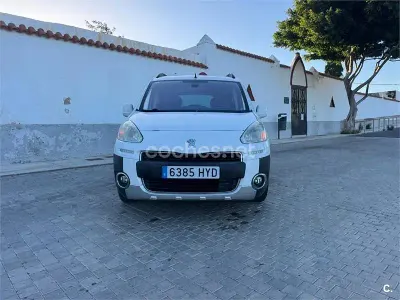 Usado Peugeot Partner Tepee Active 92 CV (67 kW) 2014 Verde Monovolumen