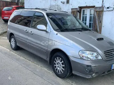 Usado Kia Carnival EX 144 CV (105 kW) 2003 Gris / plata Monovolumen