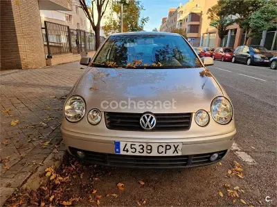 Usado VW Polo Trendline 75 CV (55 kW) 2004 Gris / plata Utilitario