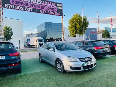 Usado VW Jetta Advance 105 CV (77 kW) 2005 Gris / plata Berlina